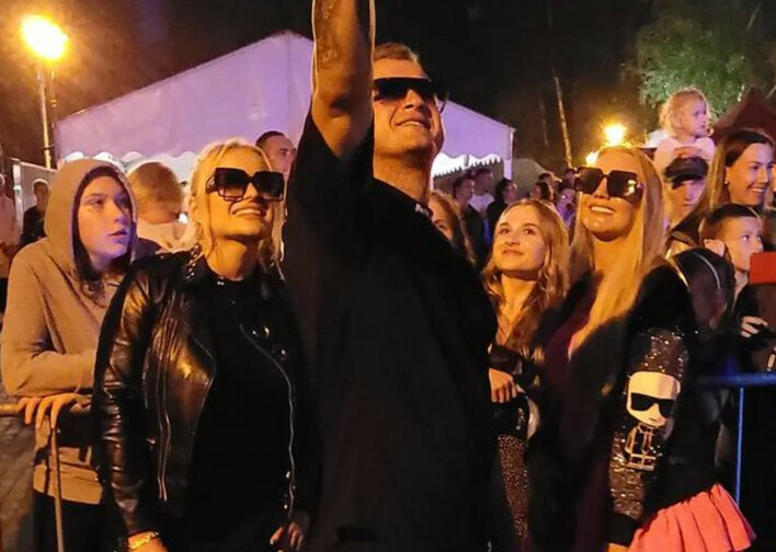 Zobacz, co stało się na scenie! Piękni i Młodzi Dawida Narożnego z Elą i Joanną w hicie pt. „Ona jest taka cudowna„