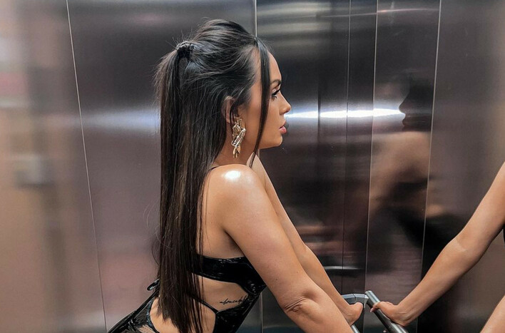 Zobacz! Gwiazda disco polo w zjawiskowej sukience! Głęboki dekolt i odkryte ramiona zawrócą Ci w głowie!