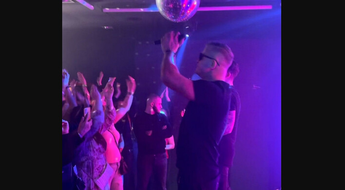 Zobacz, jak Dawid Narożny, ikona disco polo, zachwyca fanów na żywo swoim hitem ”Łobuz kocha najbardziej”