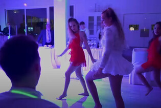 Zobacz jak panna młoda zaskoczyła swojego męża na weselu! Jej odważny taniec rozgrzał parkiet do czerwoności