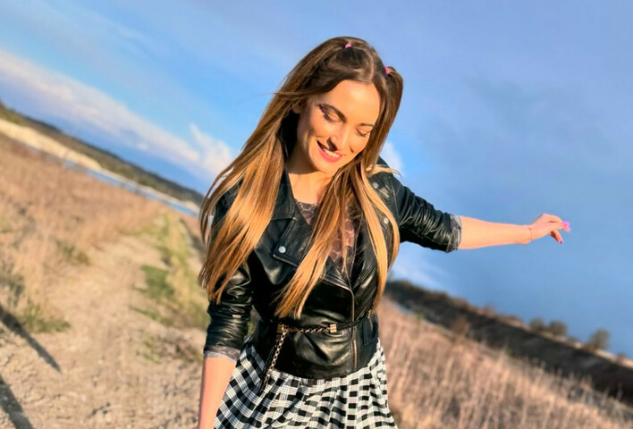 Ogień w disco polo?! Paulina Banaszek Z Energy Girls kusi fanów przezroczystą bluzką! To absolutny hit. 