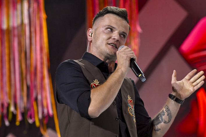 Wygrali DiscoStar i zagrali w Mrągowie! Zobacz nagranie Zespół Max z Jankowej ! „7 czerwonych róż” i „Szalejesz dziewczyno” na żywo