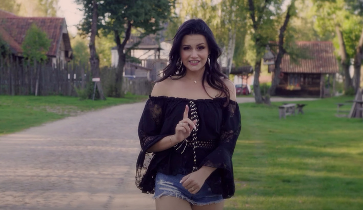 Popularna wokalistka disco polo Iness zaskoczyła iście letnią premierą pt. ”Lato gorące”! VIDEO Ten utwór zawojuje rynkiem?!