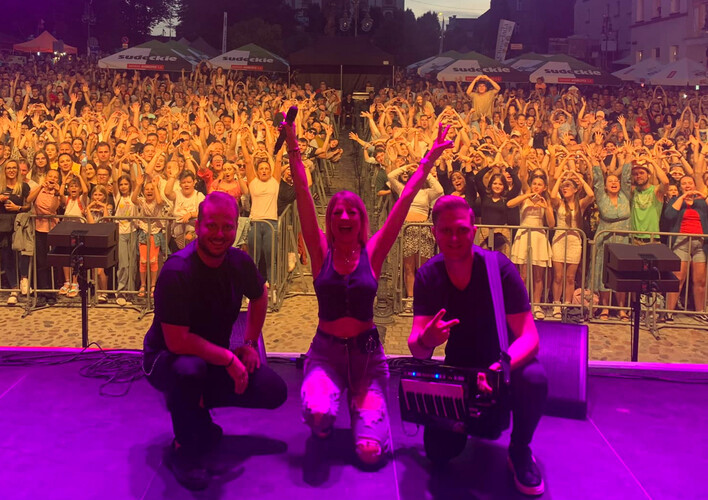 Zobaczcie te tłumy na koncercie Magdy Narożnej i zespołu Piękni i Młodzi