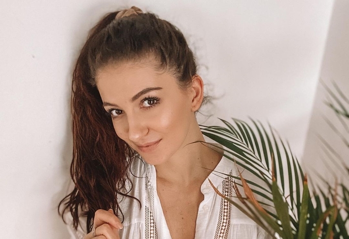 Przepiękna żona artysty disco polo w ponętnej publikacji. Zapozowała w samym staniku!
