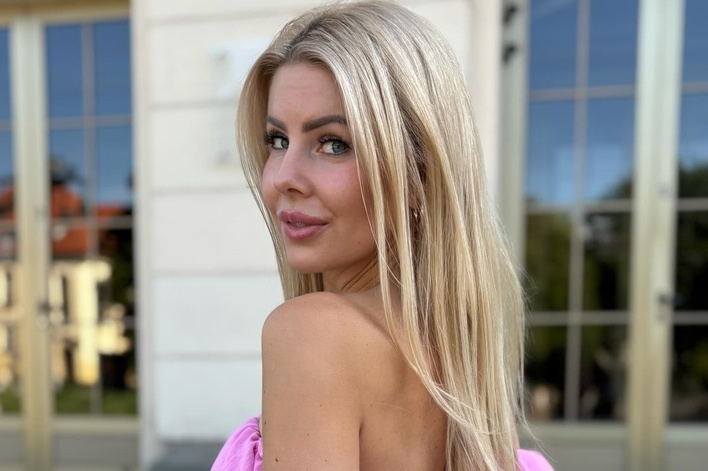 Żona gwiazdora disco polo przyciągnęła wszystkie spojrzenia. Angelika Szpakowska olśniła w pudrowym komplecie