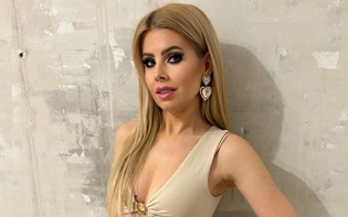 Żona gwiazdy disco polo zrzuciła ciuchy! Angelika Szpakowska w odważnej stylizacji robi furorę w sieci

