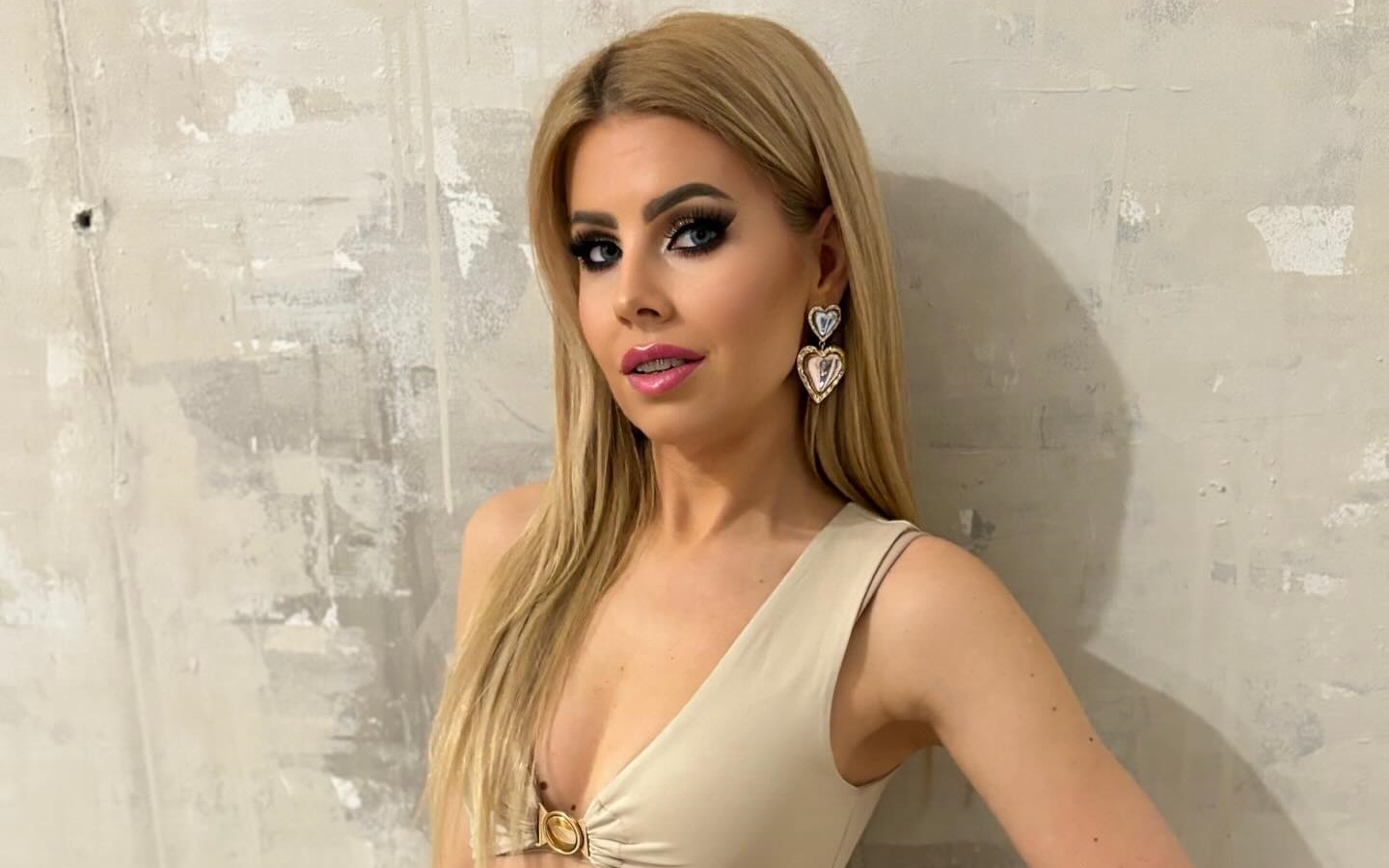 Żona gwiazdy disco polo zrzuciła ciuchy! Angelika Szpakowska w odważnej stylizacji robi furorę w sieci

