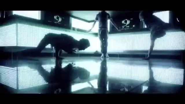 EFFECT - Ubranie Na Podłodze