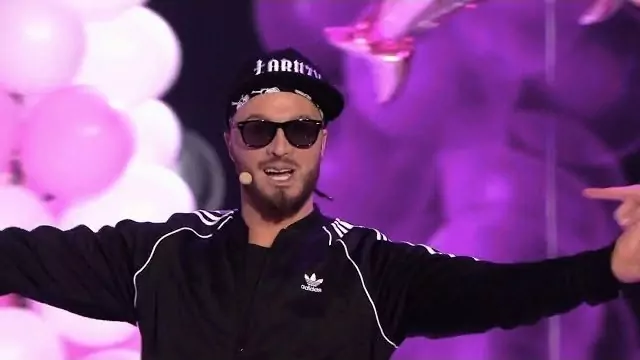 Stanisław Karpiel-Bułecka jako Boogie z zespołu Łobuzy - Twoja Twarz Brzmi Znajomo