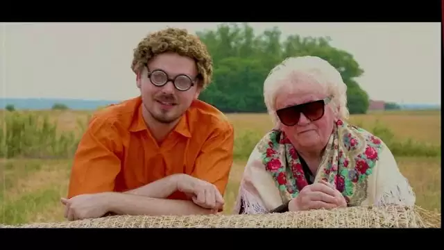 Nic na serio! - Srała baba w kukurydzy! 