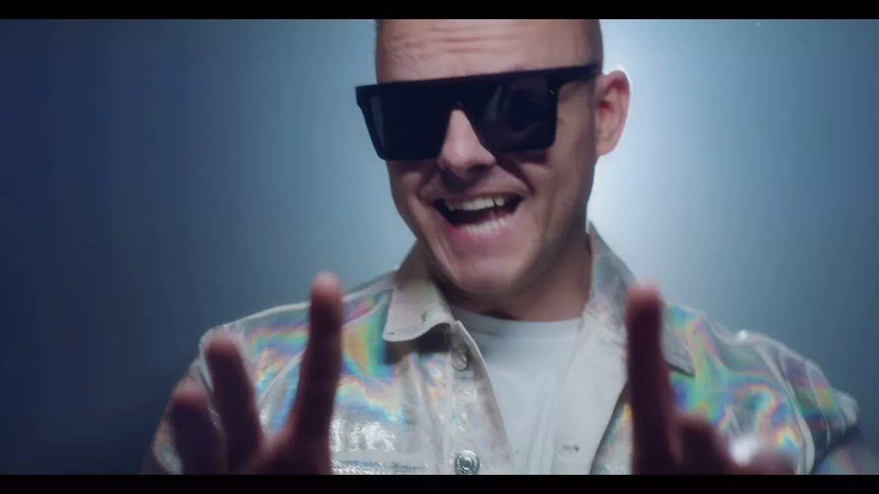 GOLDEN EYE - Ona ma to coś