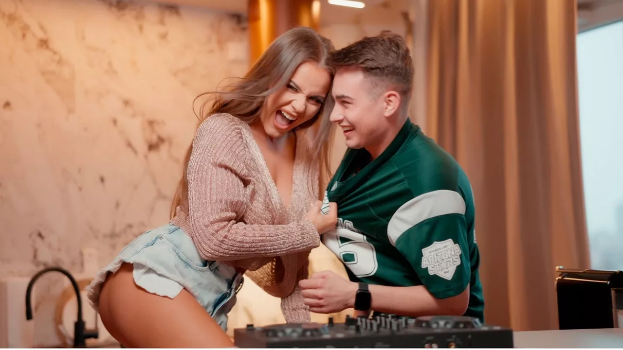 MENELAOS - Ona Nie Jest Singielką