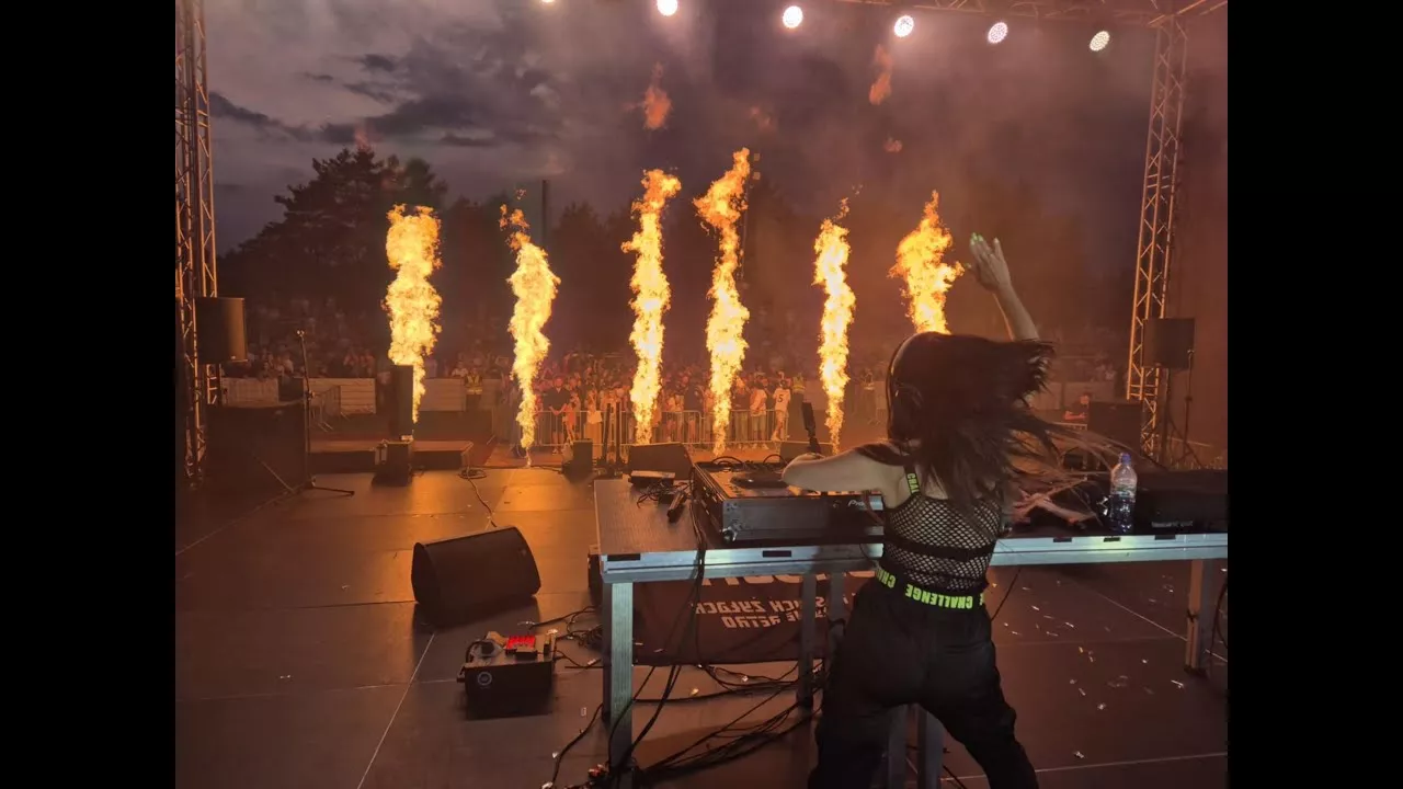 SOFi ft. D-BOMB - Koniec ( FESTIVAL MIX )