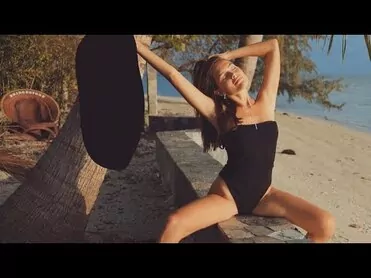 Weekend - Kochaj Mnie (Lyrics Video)