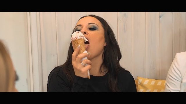 SZULA - Shopping Queen